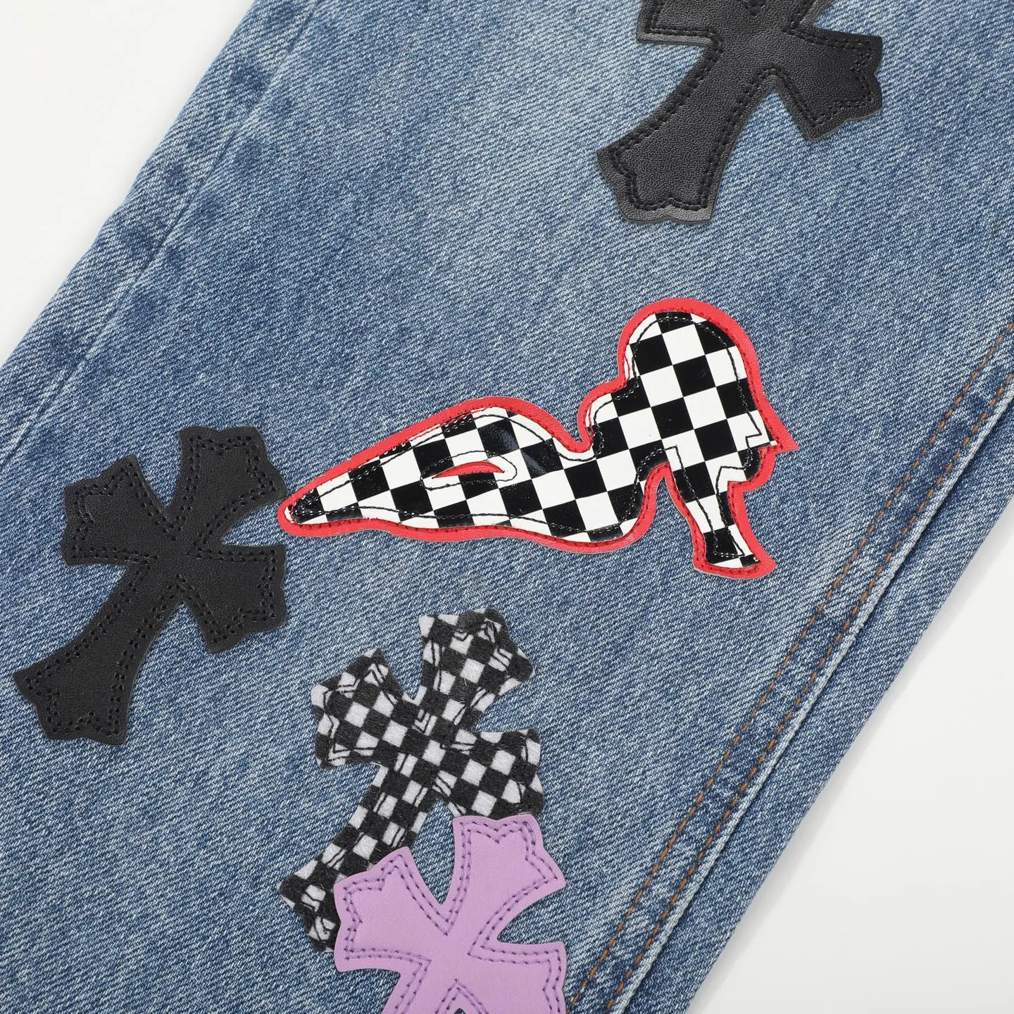 P320 Chrome Heart Blue Ox King Graffiti Multi-Color Leather Jeans [Same Style as L*Xiang] Chrome Heart Blue Ox King Graffiti Multi-Color Leather Jeans are the “king of the market” in the fashion industry! Made of high-quality denim and processed through complex washing processes, the distressed effect is super unique. The multi-color leather and graffiti design bring out the cool street genes of Crowe. Each pair of pants is unique, and you can directly transform into a street trend ICON when you put it on. The matching method is super cool: High street style: Pair it with a black hooded sweatshirt, thick-soled boots, and stacked silver chains. When you go to the stage or on the street, you will have an aura of 2.8 meters. You can slay at concerts and out on the street. Mix and match trendy styles: wear a suit jacket + canvas shoes for boys, and wear a short crop top + dad shoes for girls. Mix and match to create a sense of contrast, full of fashion sense, and the hair tie will get likes in seconds when taking photos. Couples share the same style: one pair with each other, the boy wears a solid color T + sneakers, the girl wears a short top + sneakers, they are the most eye-catching trendy couple when they go out, and they keep turning heads! No matter what your style is, these pants can help you grasp the essence of the trend. It is a must-have for trendy players. You will look the most beautiful on the street when you put it on! Size: 28/30/32/34/36 Waist: 70/75/80/85/90 Pants length: 102/104/106/108/110